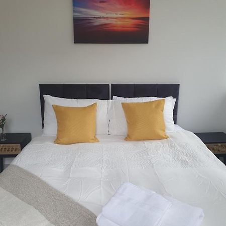 1 & 2 Bed Apartments - Desborough, Kettering, Family, Wifi, Parking Экстерьер фото