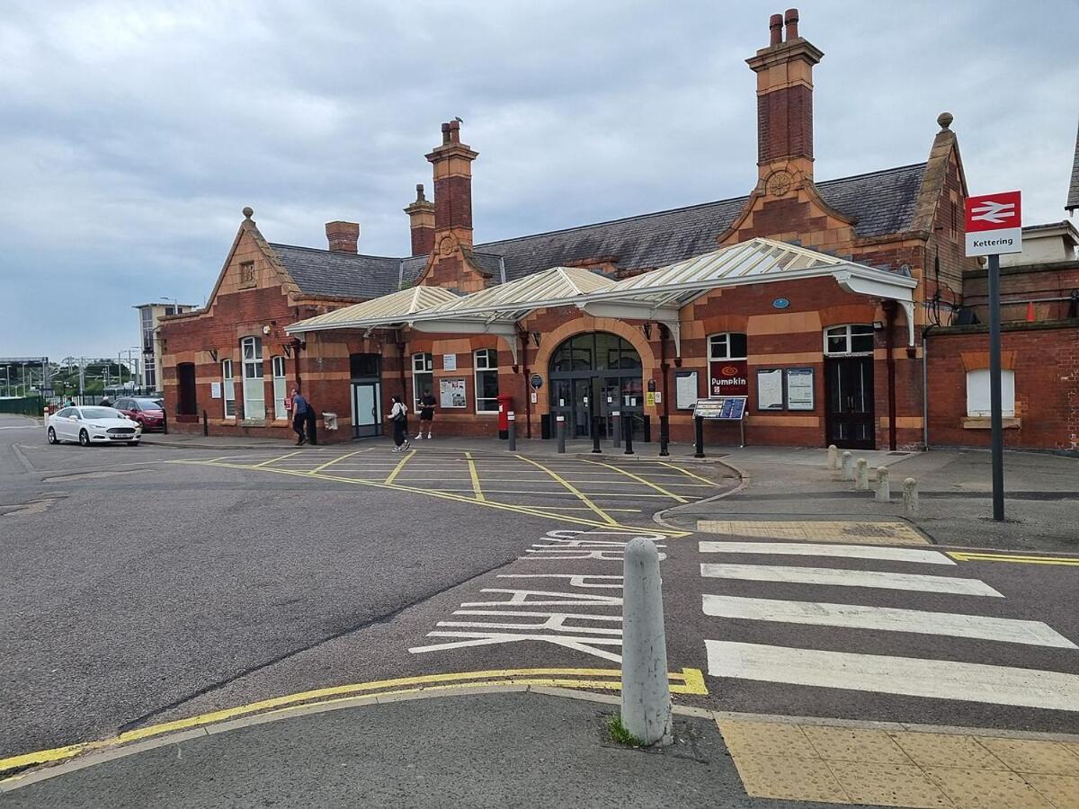 1 & 2 Bed Apartments - Desborough, Kettering, Family, Wifi, Parking Экстерьер фото