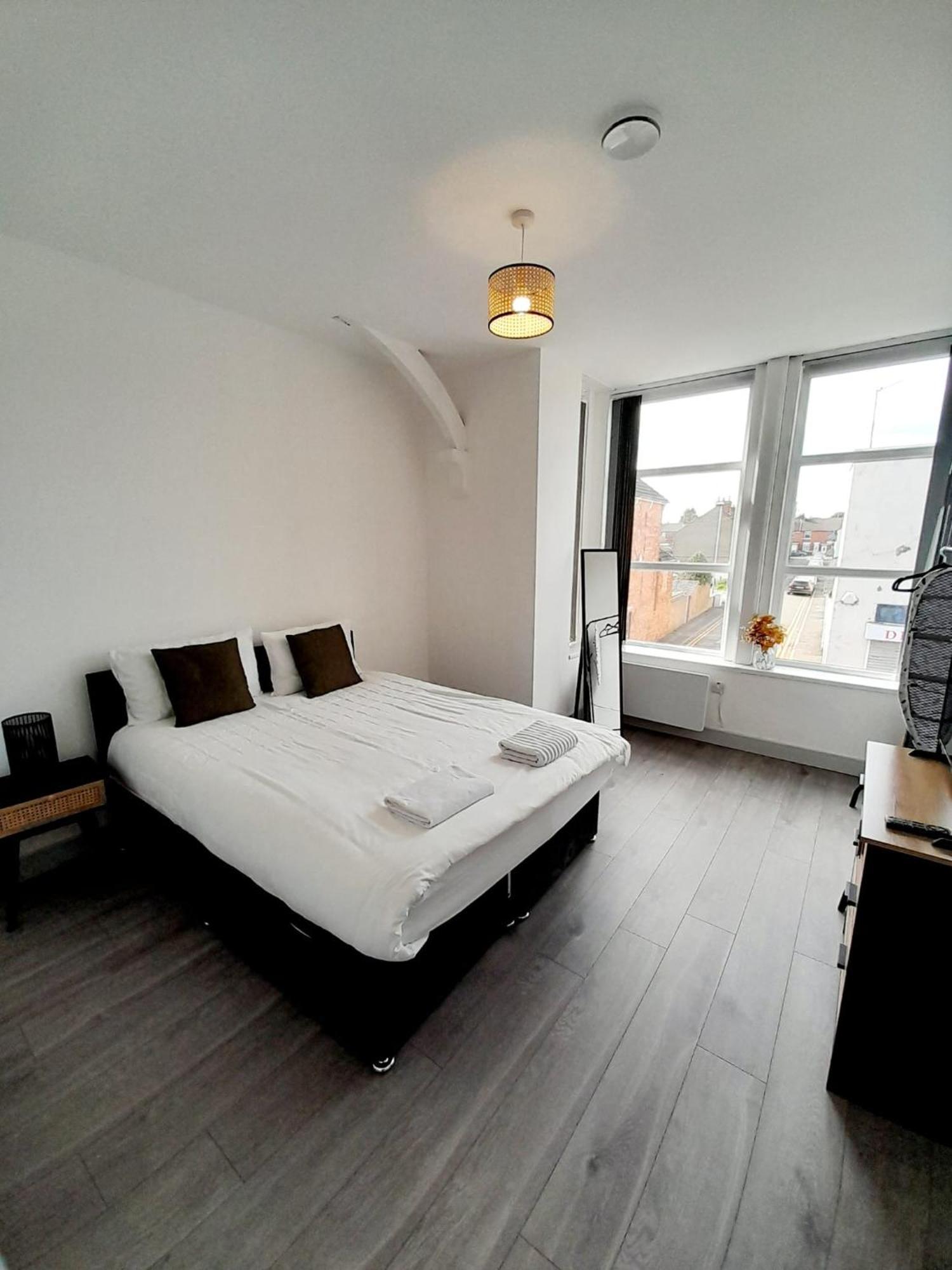 1 & 2 Bed Apartments - Desborough, Kettering, Family, Wifi, Parking Экстерьер фото